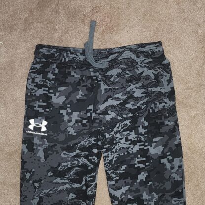 Loose Fit Under Armor Grey Camo Pants Sz YXL - Image 3